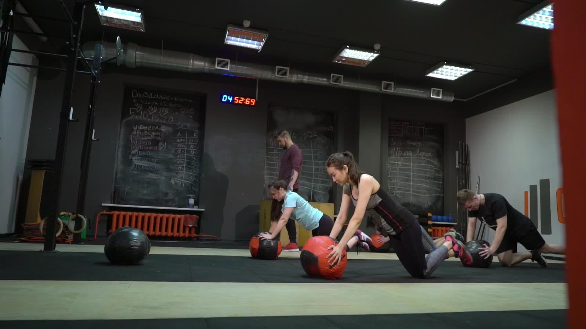 在交叉训练体育馆年轻人用武器锻炼手臂视频的预览图