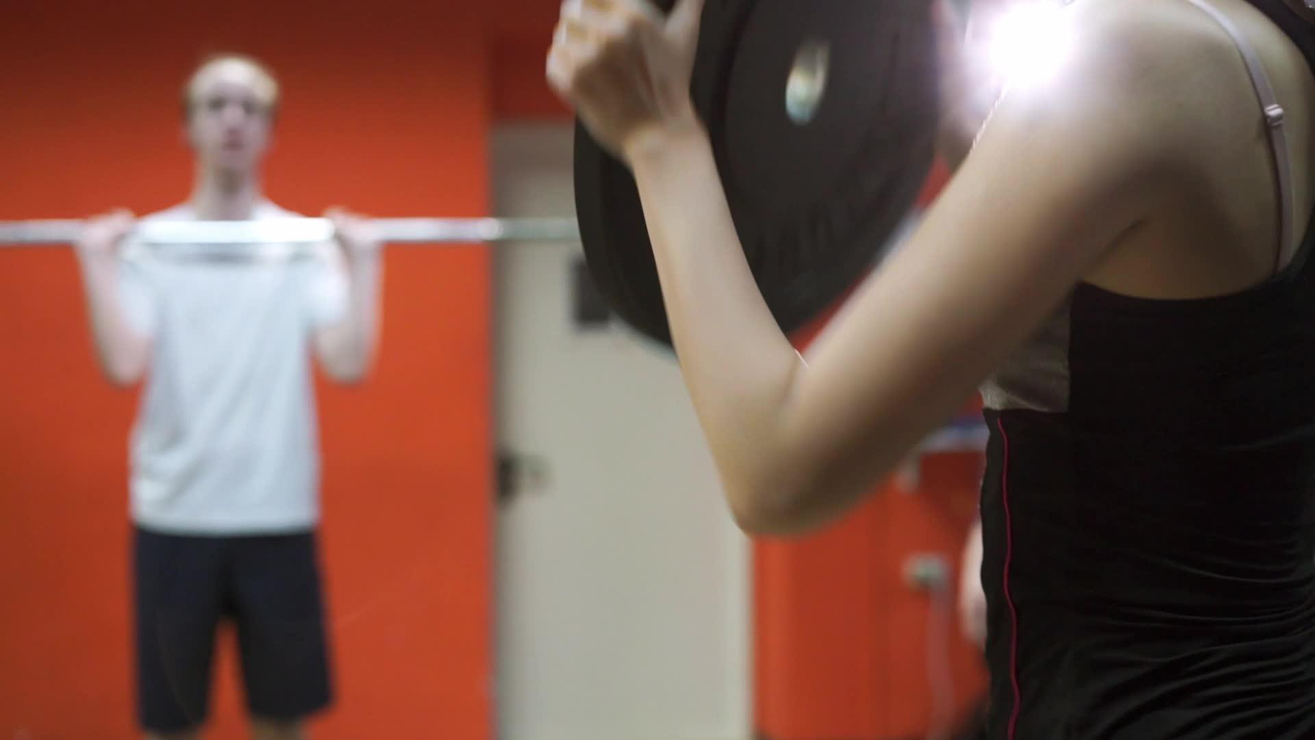 年轻人在体育馆用器材锻炼手臂视频的预览图