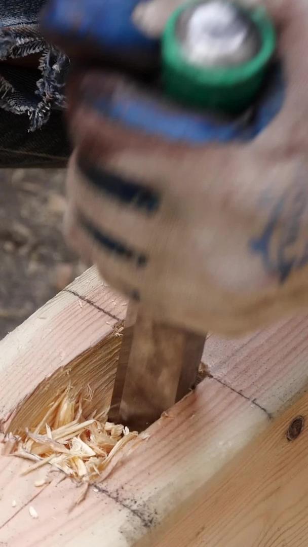 木工工艺人工刨木头做家具视频的预览图