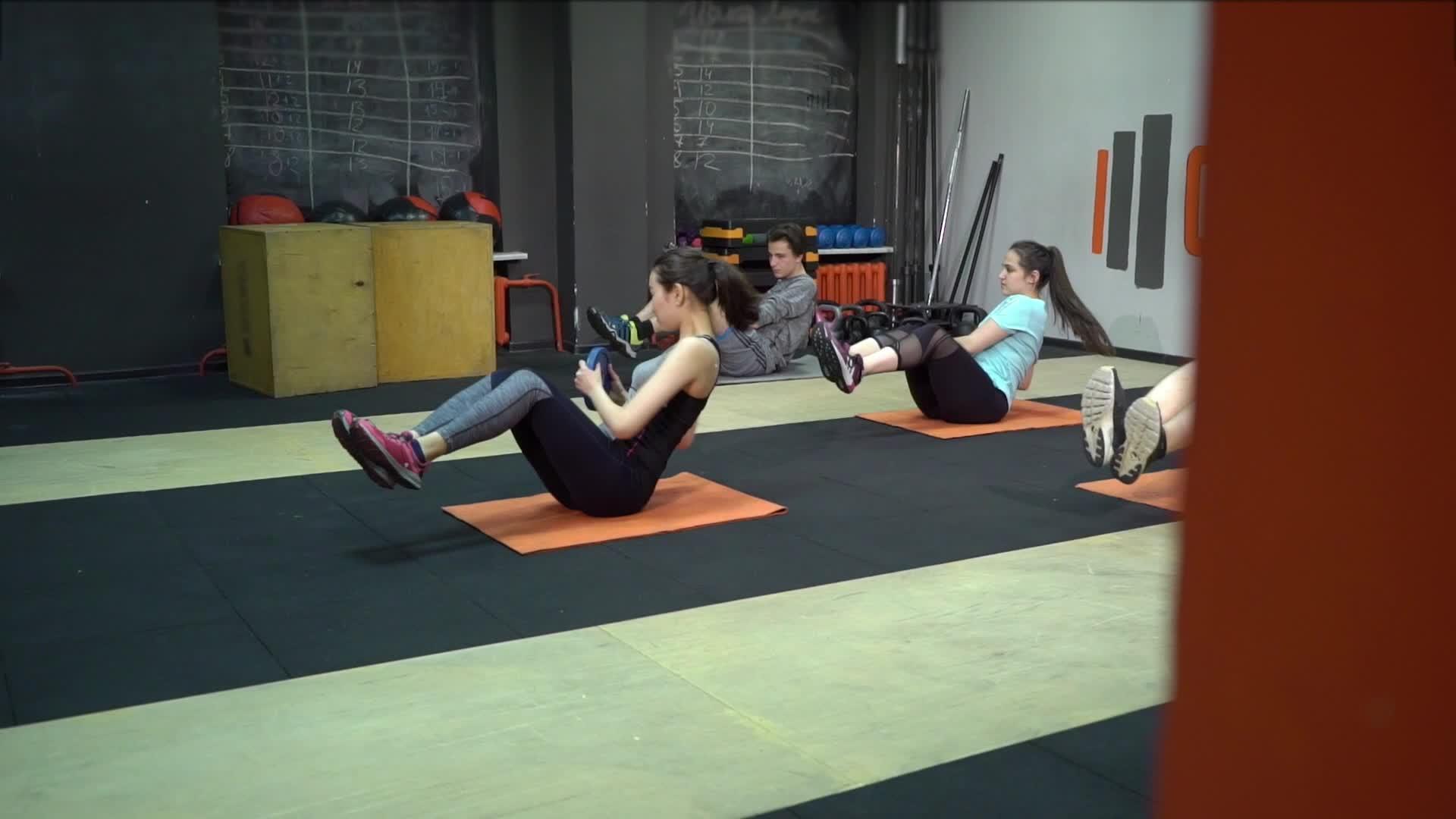 健身房的年轻人伸出手臂视频的预览图