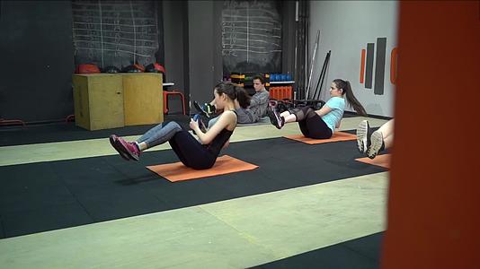 健身房的年轻人伸出手臂视频的预览图
