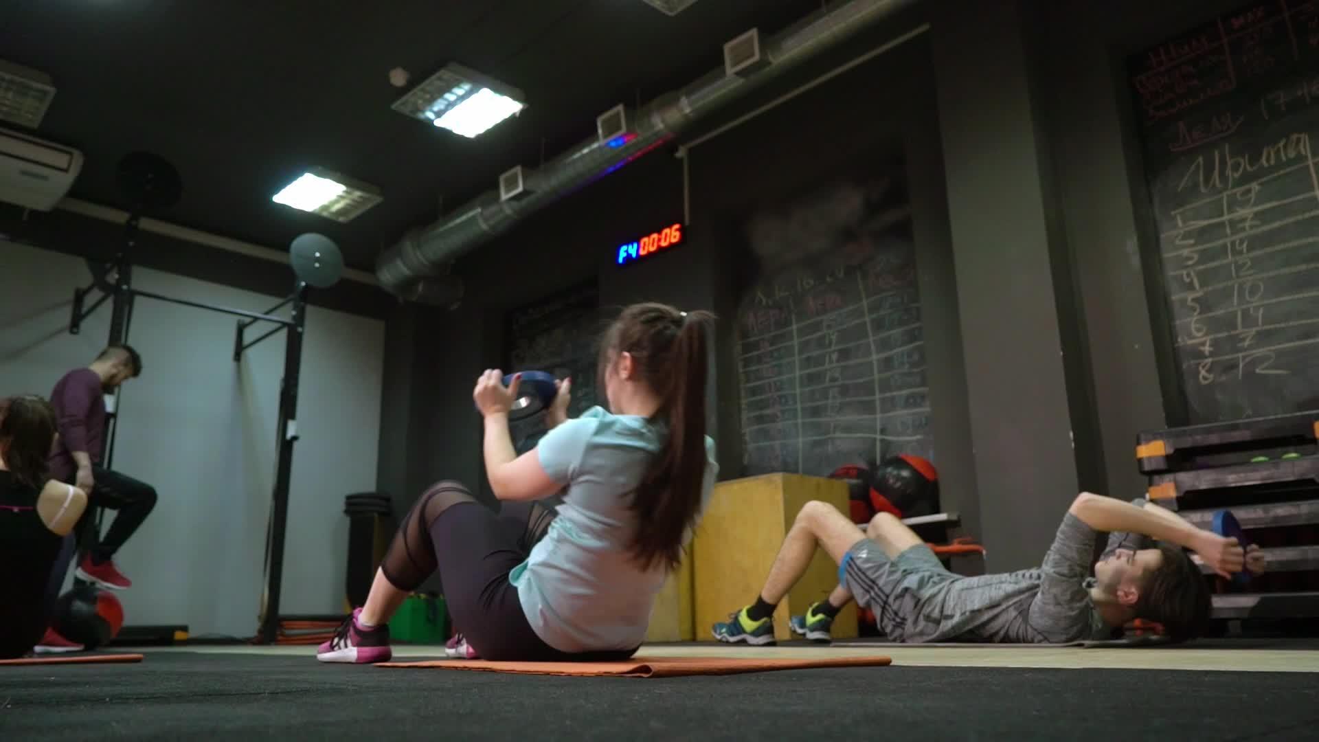 使用交叉训练健身房的年轻人伸出手臂视频的预览图