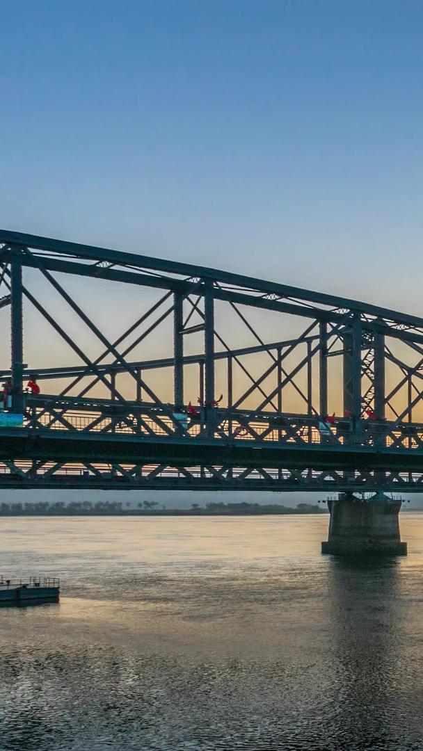 辽宁丹东是鸭绿江断桥日出延迟视频的红色旅游景点视频的预览图