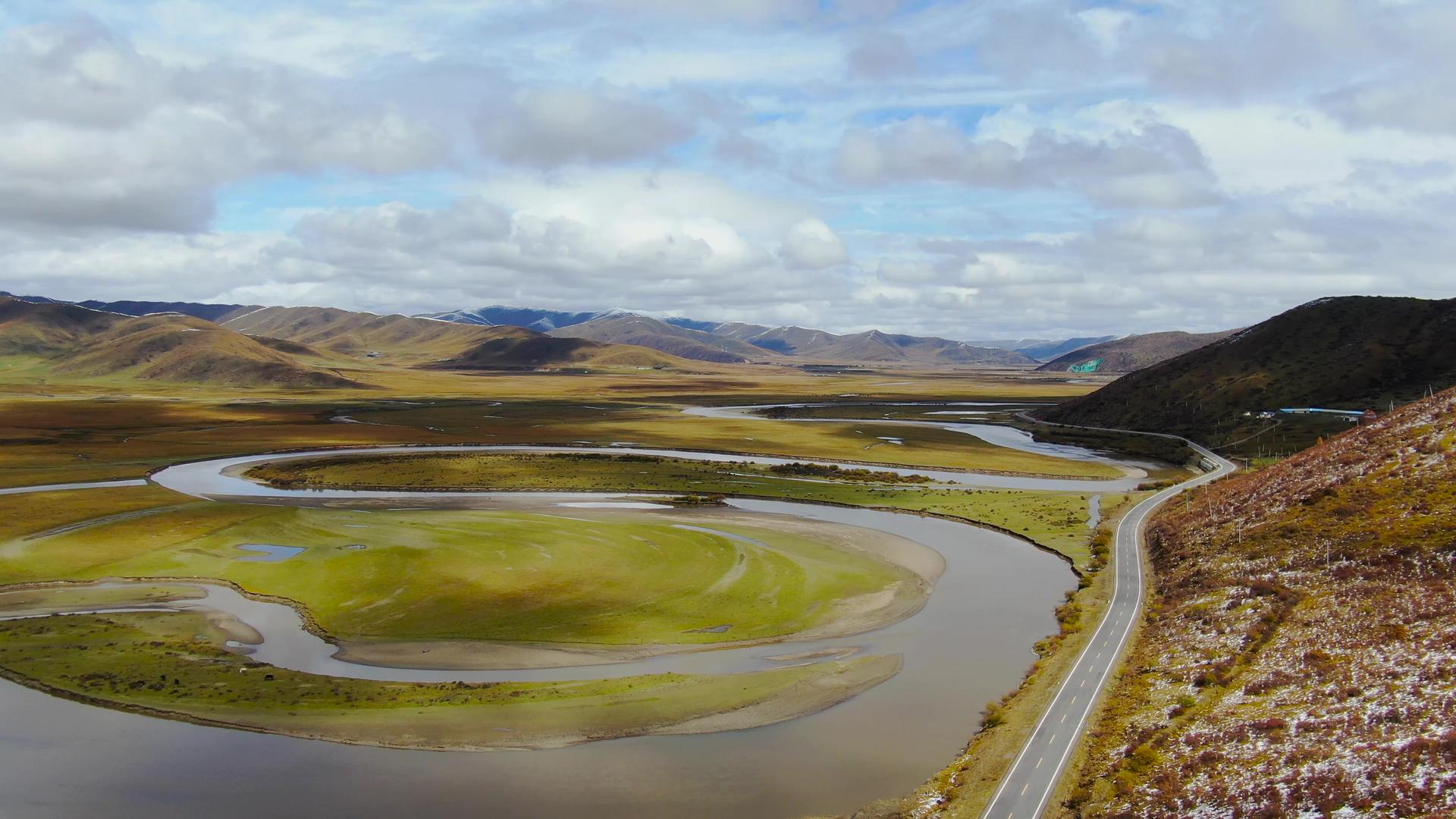 航拍草原湿河流地公路风光视频视频的预览图