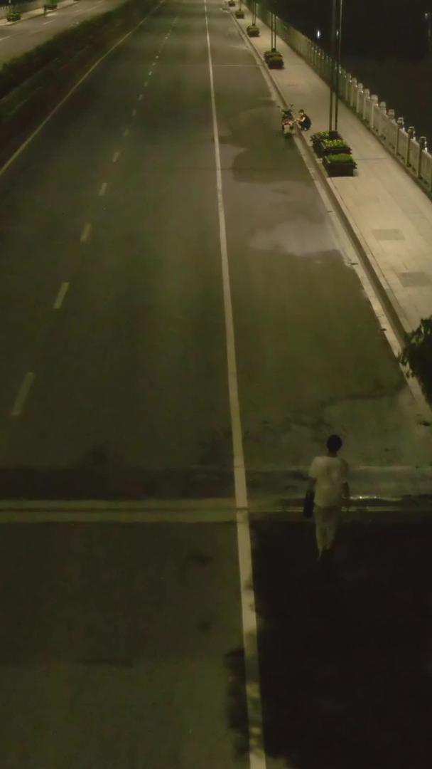 在城市夜景道路上行走的路人视频的预览图