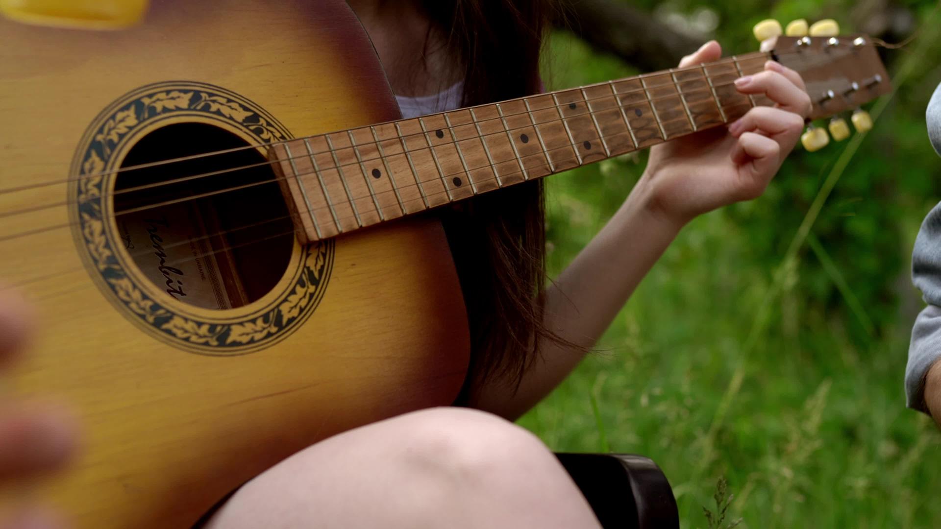 在外面弹吉他的女孩视频的预览图