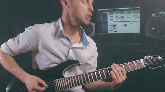 你这个在主制工作室演奏电吉他的人视频的预览图