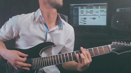 你这个在主制工作室演奏电吉他的人视频的预览图
