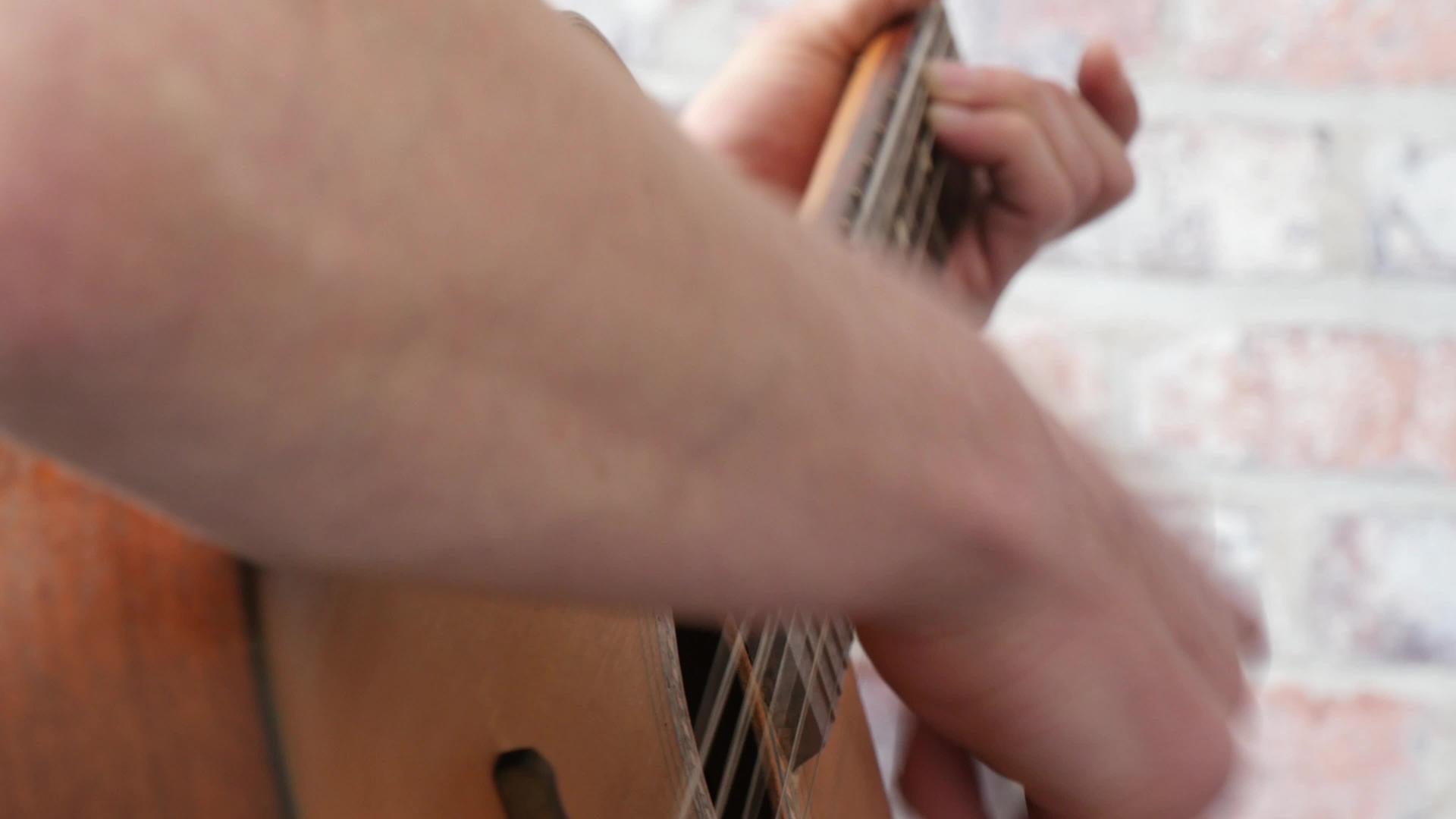 男人的双手弹奏声音吉他关上视频的预览图