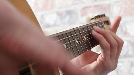 双手弹吉他的男人视频的预览图