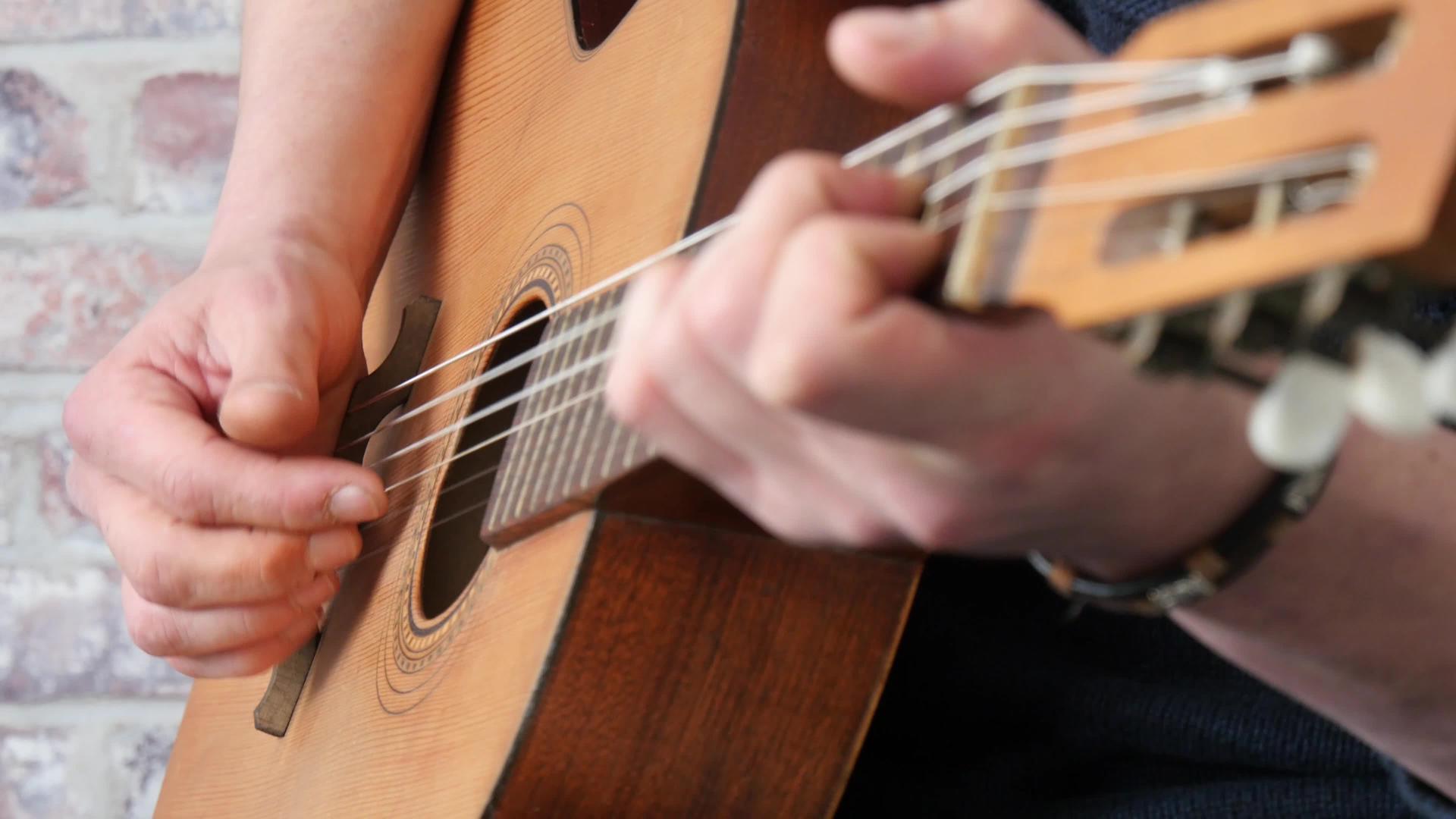 双手弹吉他的男人视频的预览图