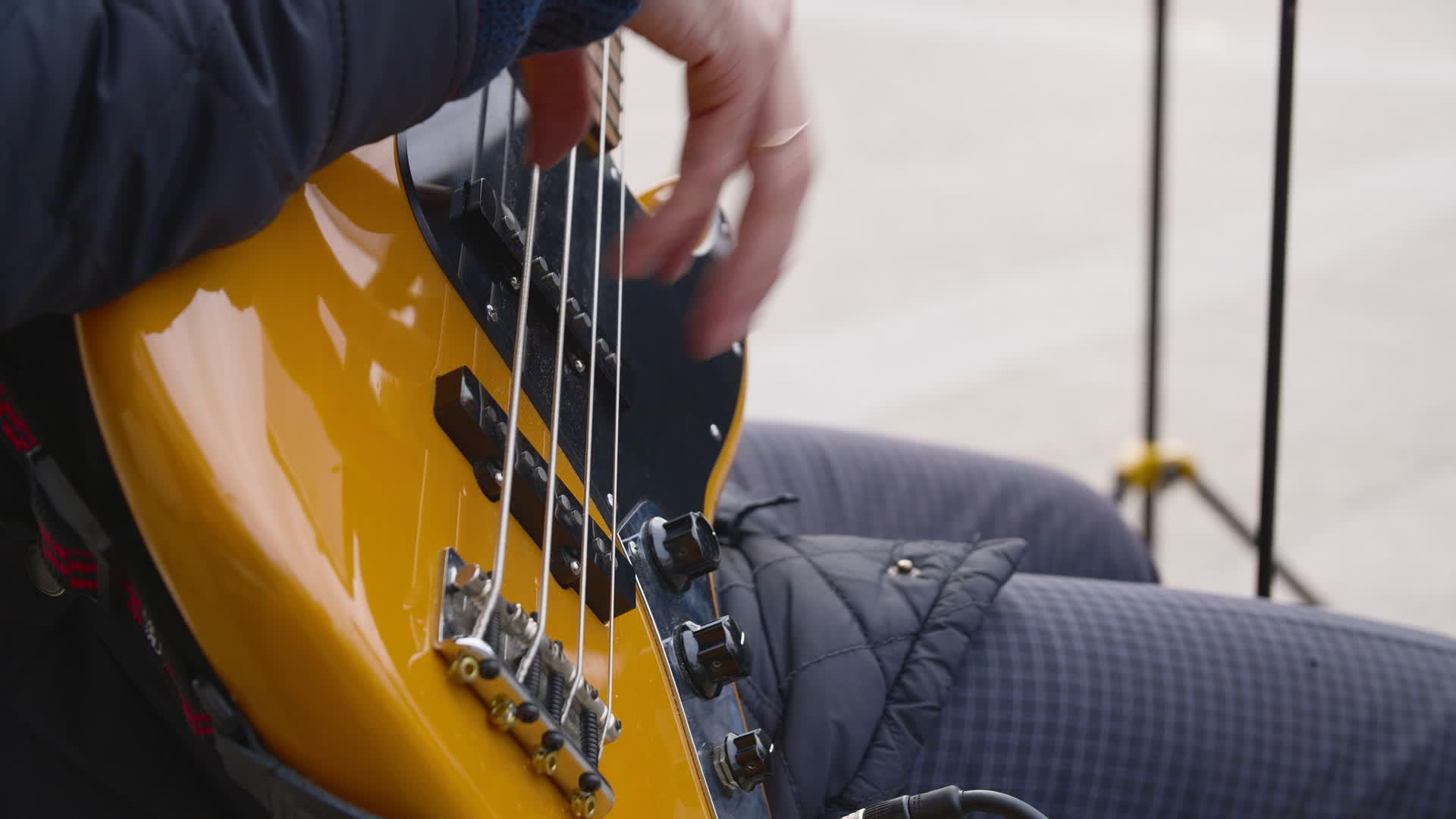 摇滚音乐家在音乐会上用低音吉他独奏视频的预览图