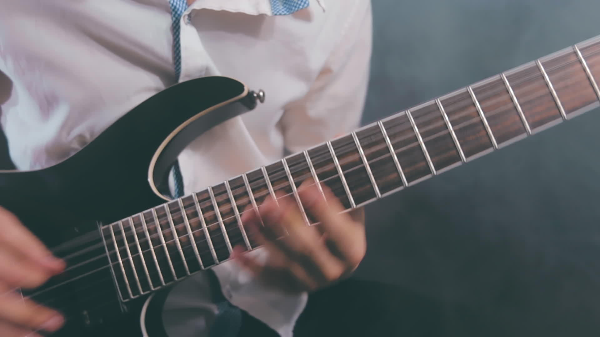 演奏摇滚音乐的吉他手视频的预览图