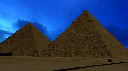 吉萨金字塔云在夜晚飞过视频的预览图