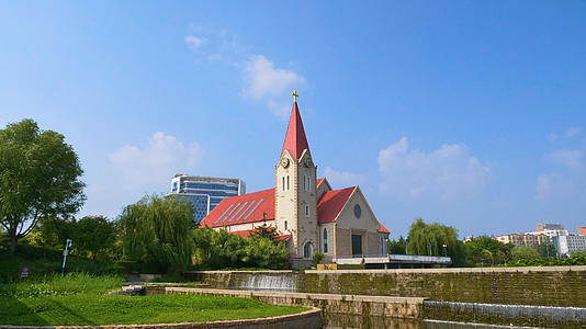 4k河边的基督教堂延时摄影视频的预览图