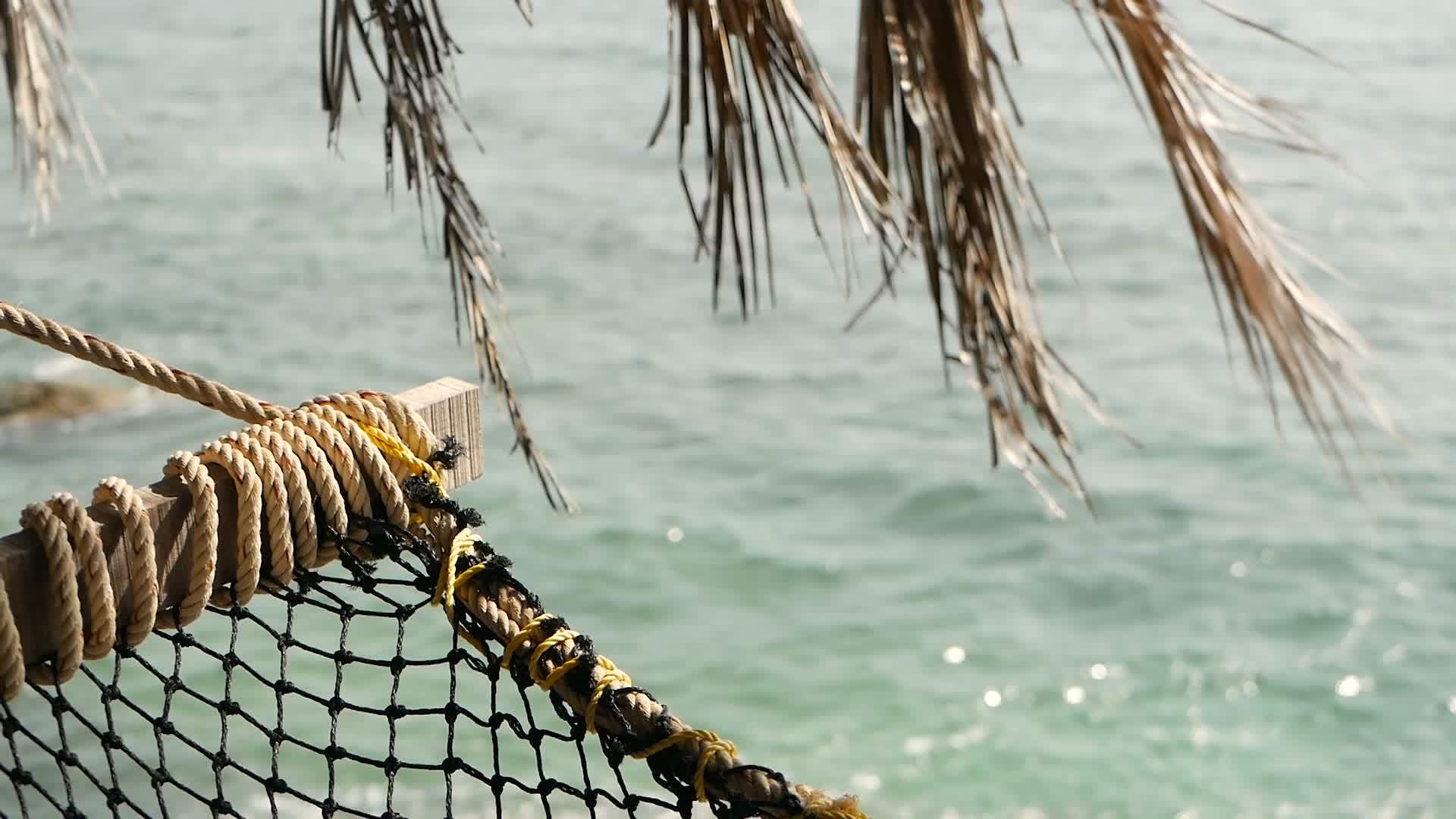 浪漫舒适的空吊床以热带海洋为背景视频的预览图
