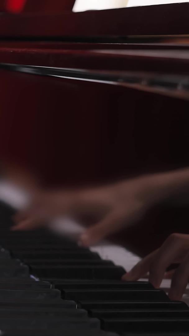 弹钢琴手部特写视频的预览图