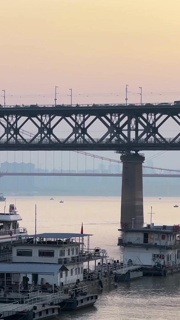城市江景游船码头交通道路桥梁交通流量材料视频的预览图