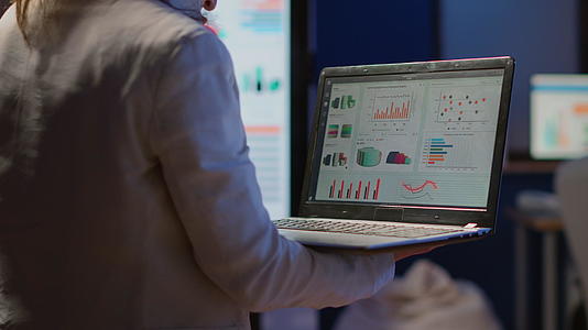 分析持有笔记本电脑财务统计数据的性的财务统计视频的预览图
