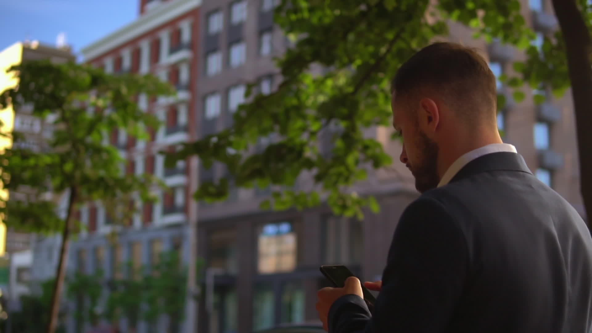 创业者在城市使用智能手机视频的预览图
