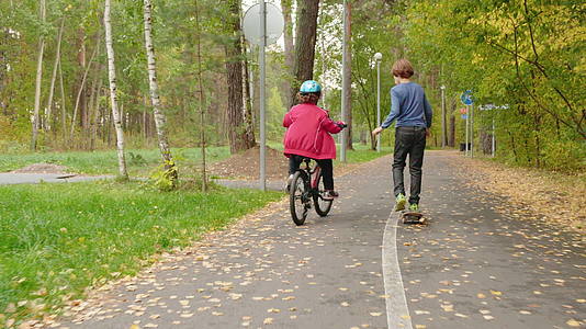 孩子们在公园里骑自行车和滑板视频的预览图
