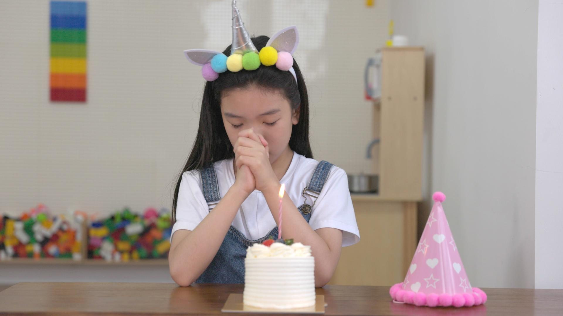 小女孩独自一人过生日吹蜡烛视频的预览图