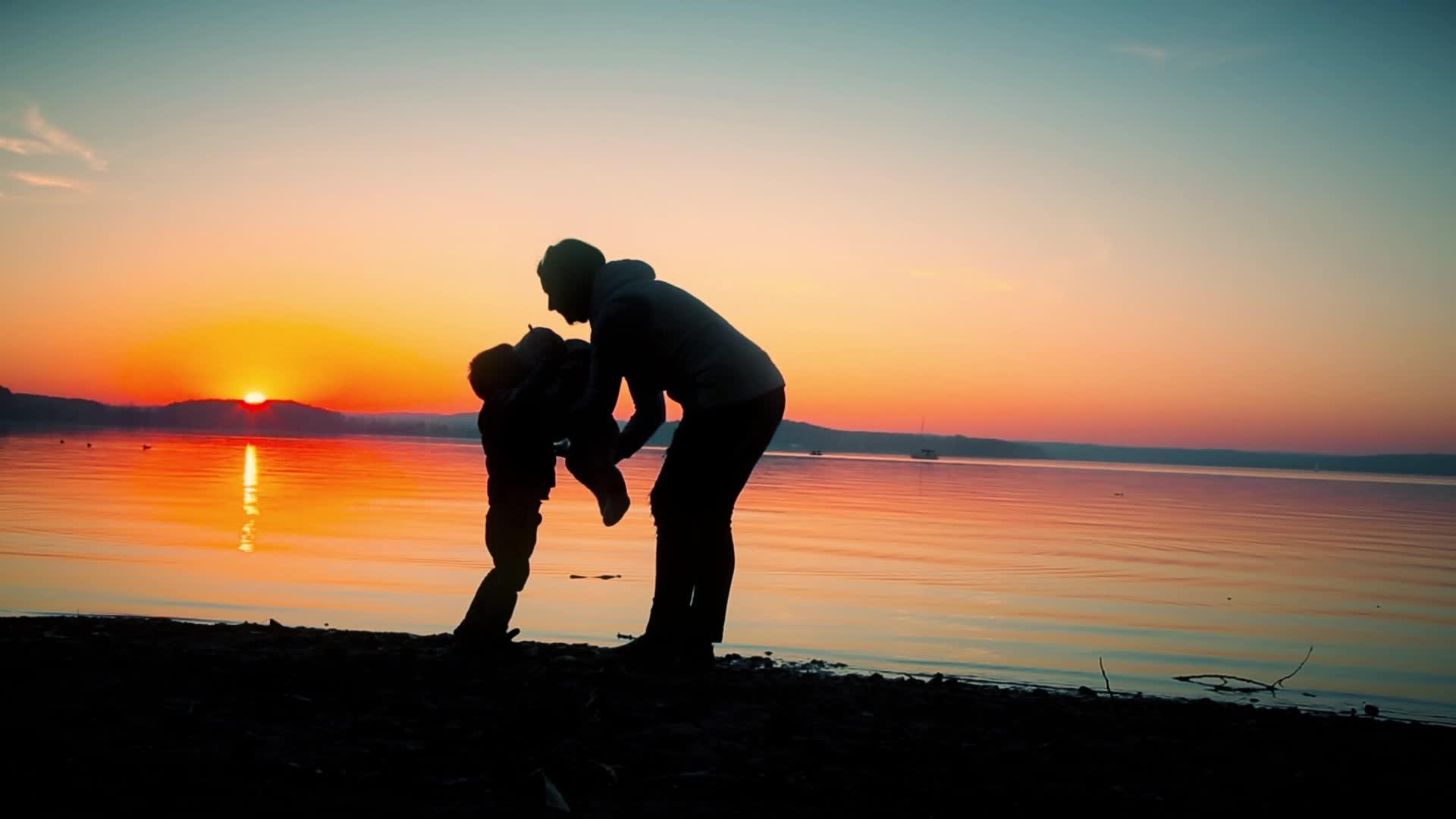 日落时弟弟在海边亲吻妹妹视频的预览图