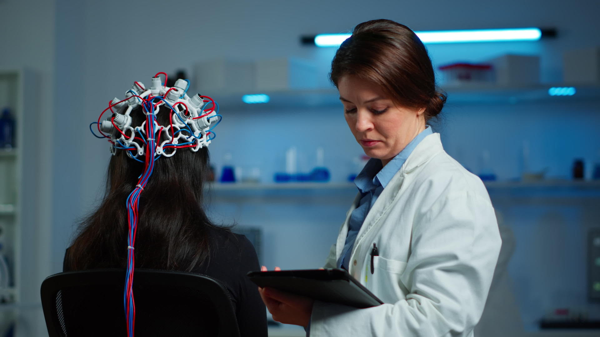 女性患者佩戴扫描脑仪器视频的预览图