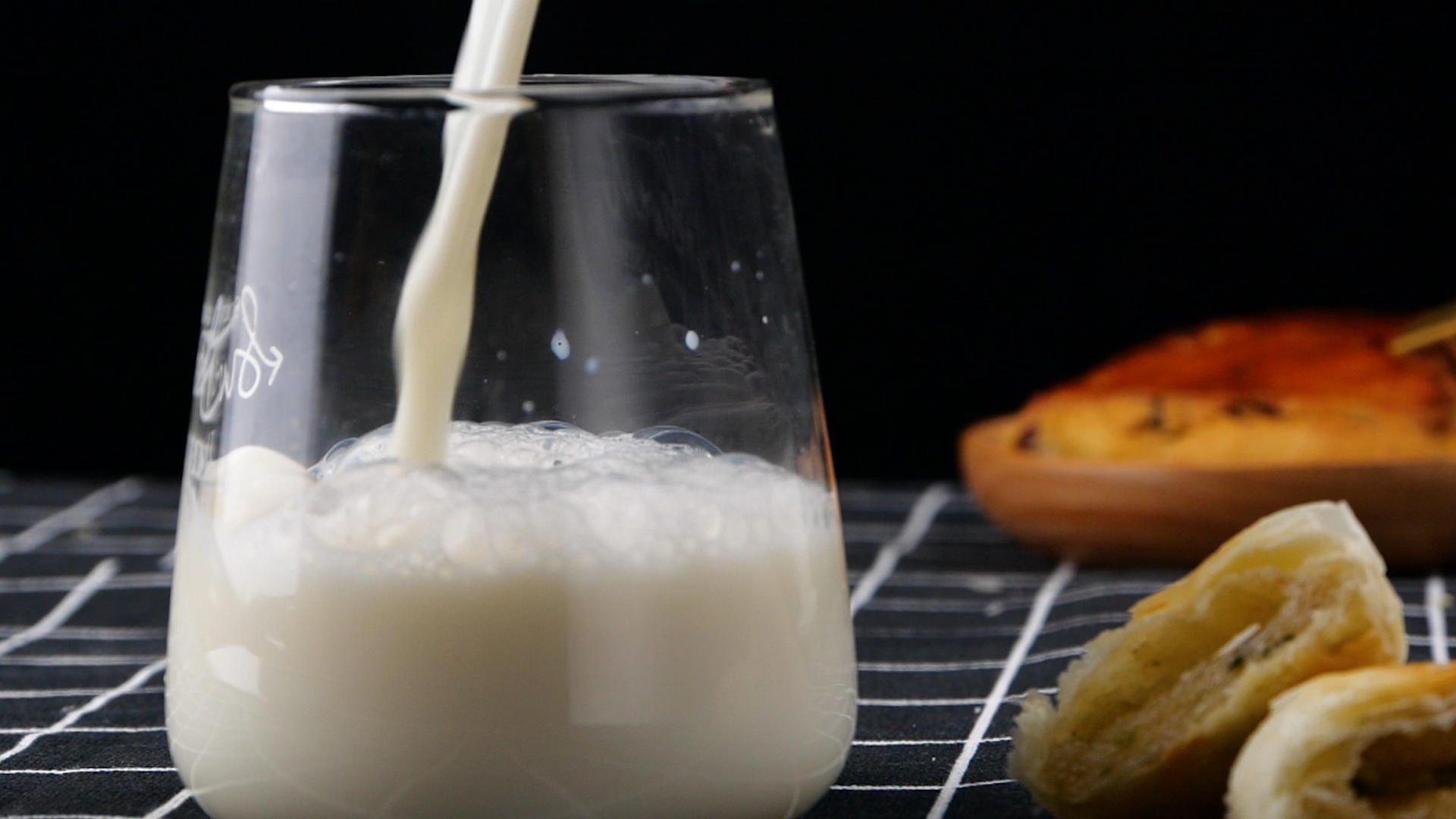 升格早餐倒牛奶鲜奶纯牛奶视频的预览图