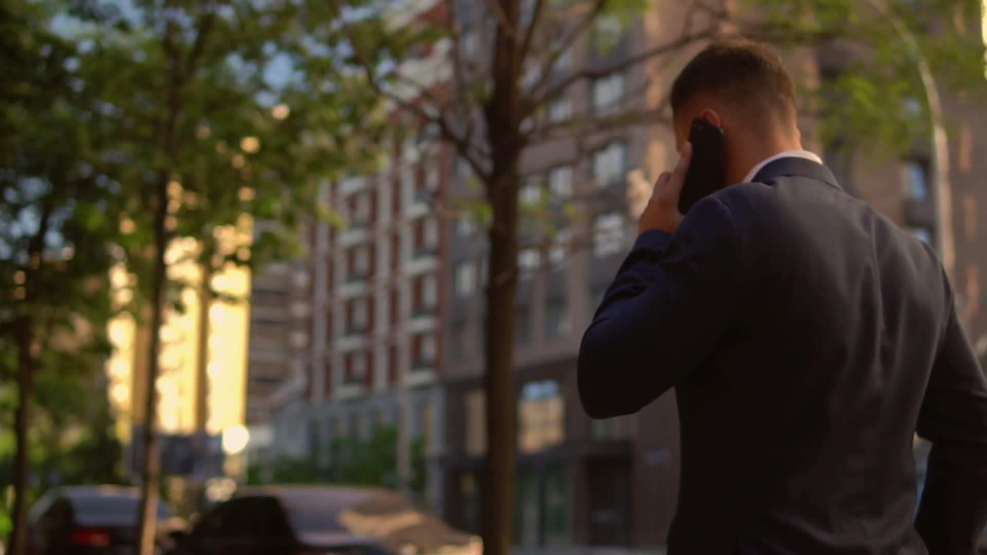男人在城里通过电话交谈视频的预览图