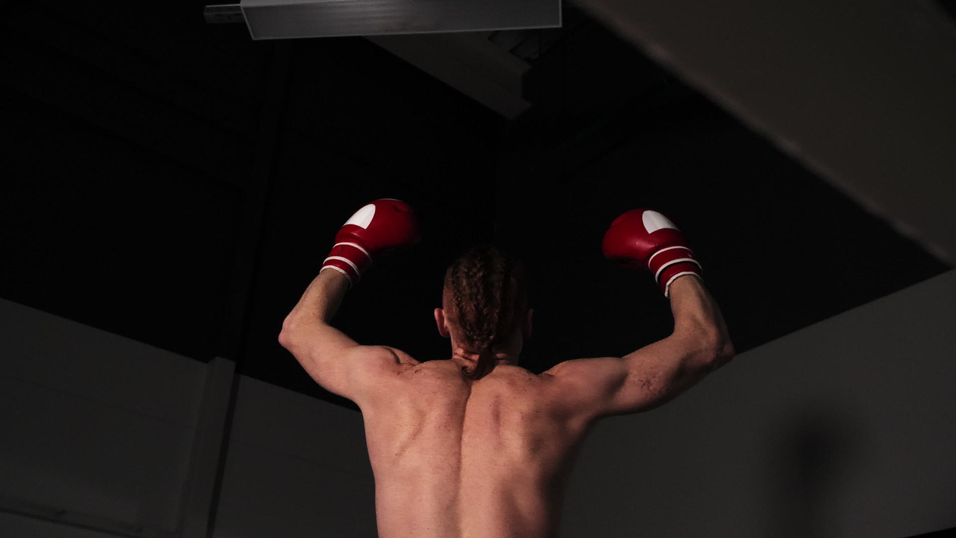 背部肌肉男拳手视频的预览图
