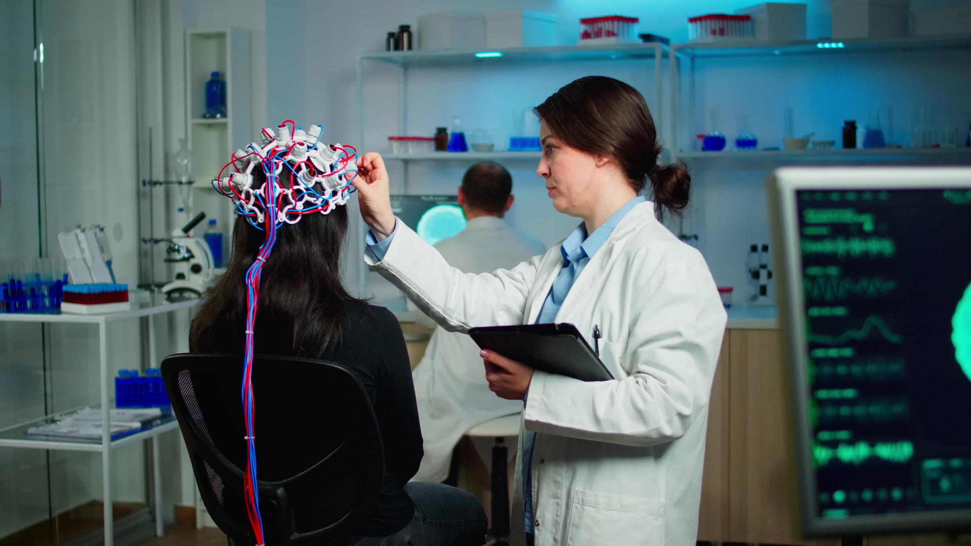 用脑波扫描仪给女性患者的医生视频的预览图