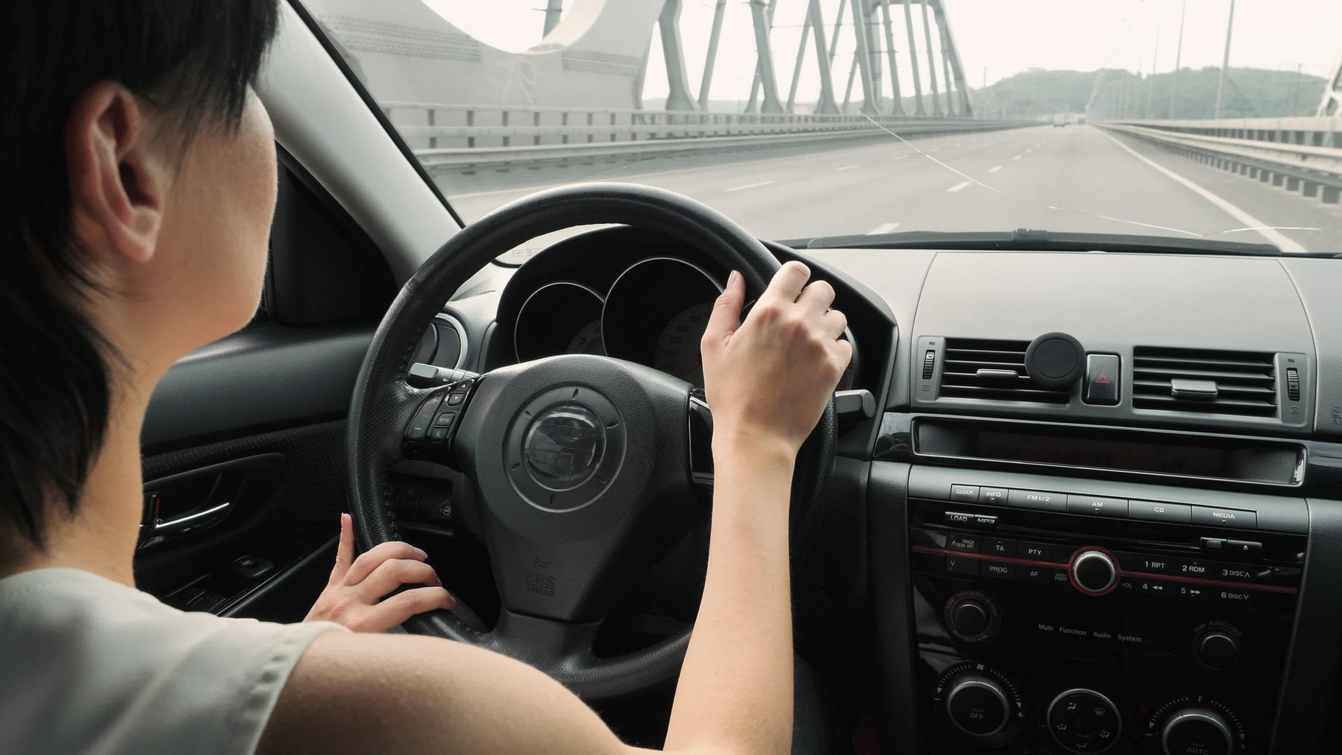 一个女孩在高速公路上开车视频的预览图