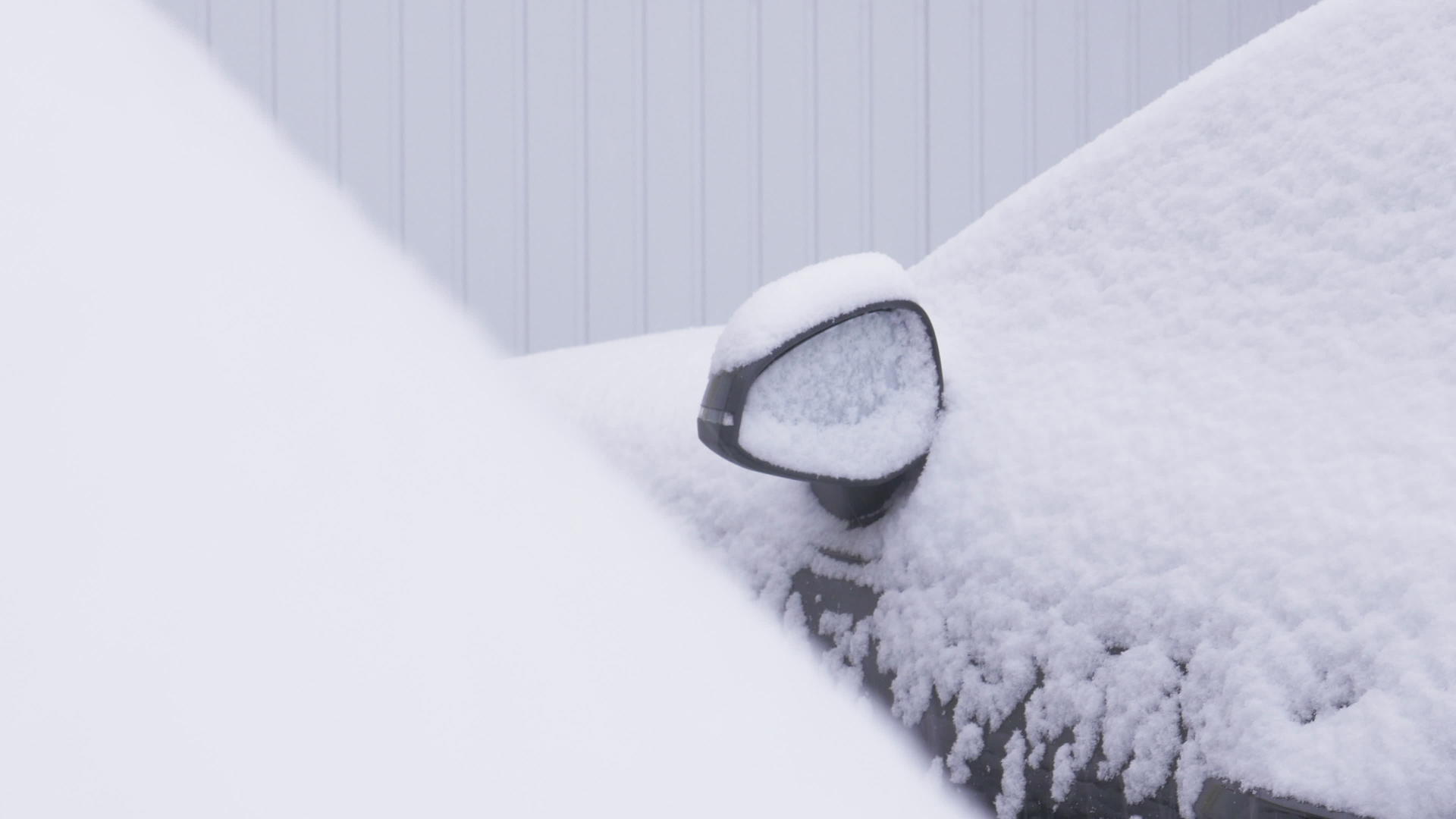 冰雪覆盖的冰雪车后视镜视频的预览图