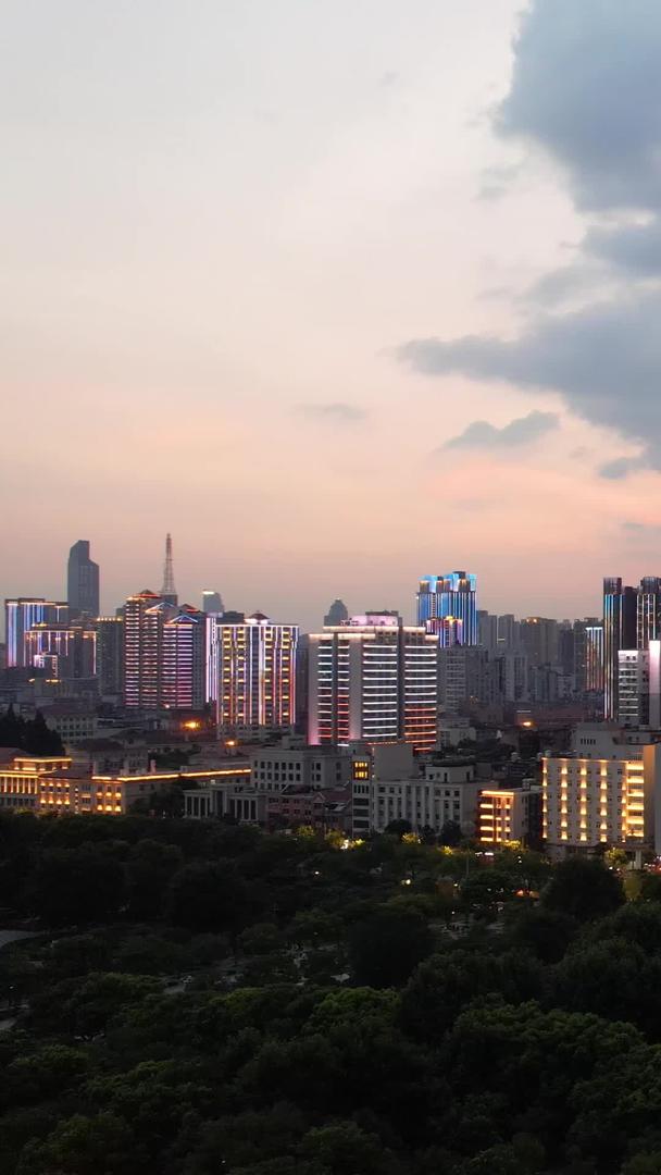 航拍城市夕阳夕阳天空地标建筑天际线高楼夜景素材街景视频的预览图