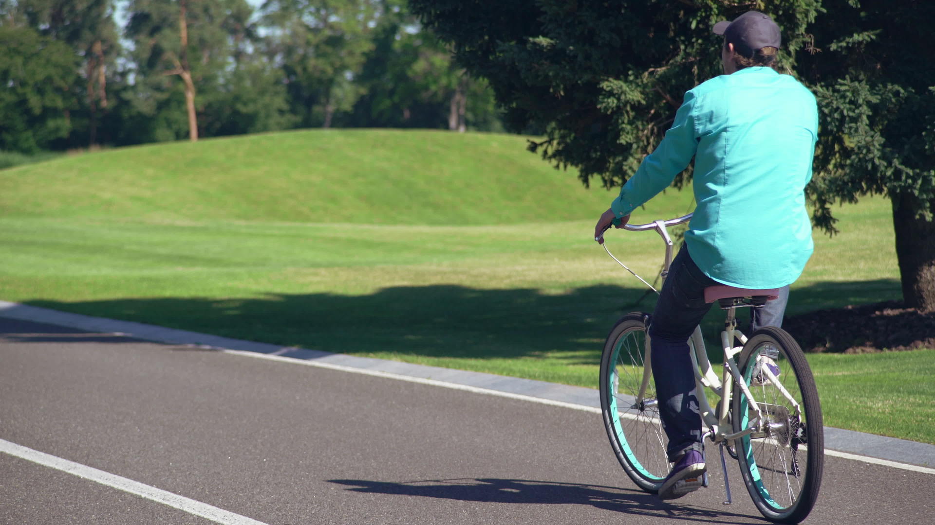 骑自行车的人是不可辨认的视频的预览图
