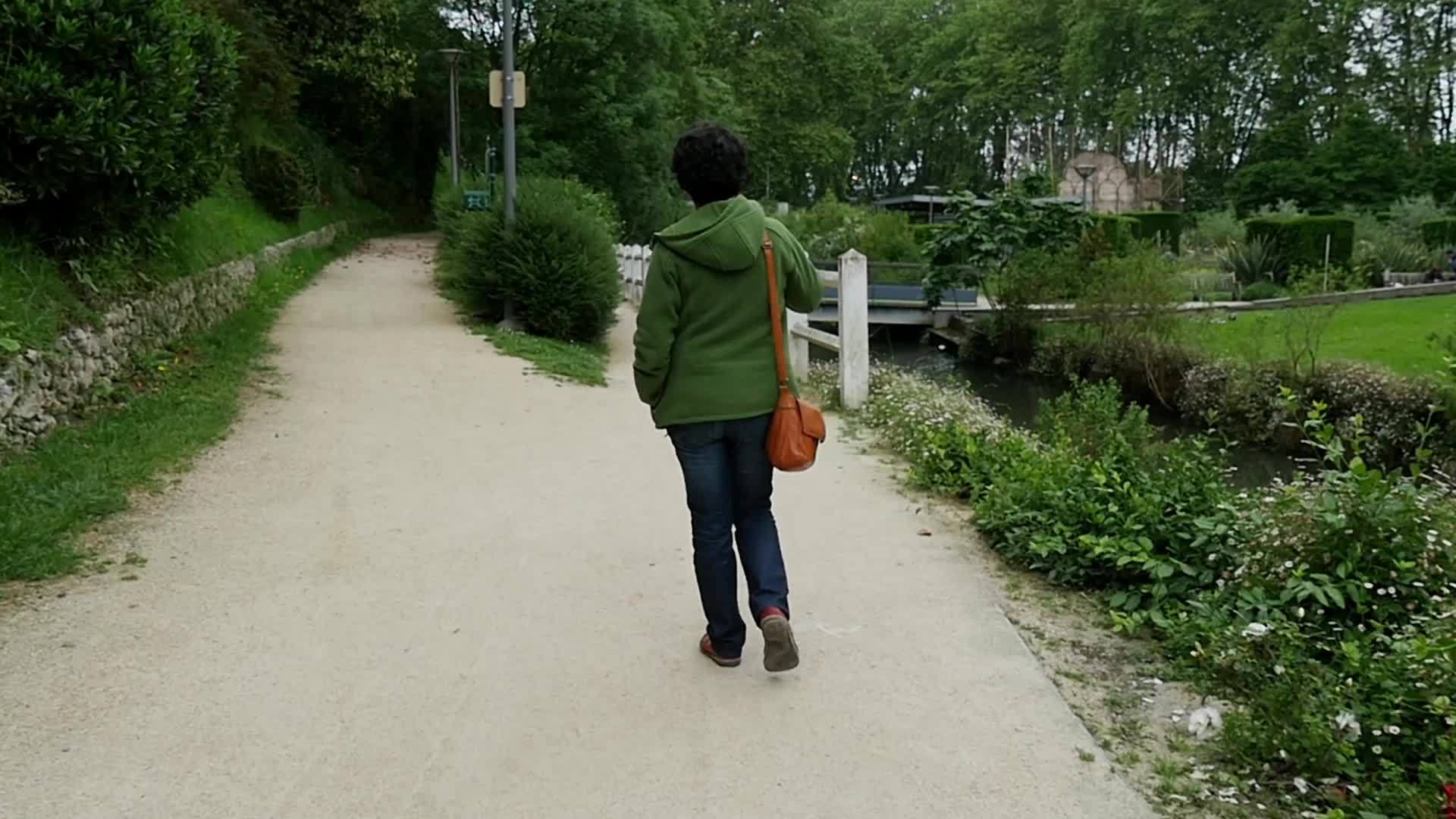 女人在后视和慢动作中行走视频的预览图