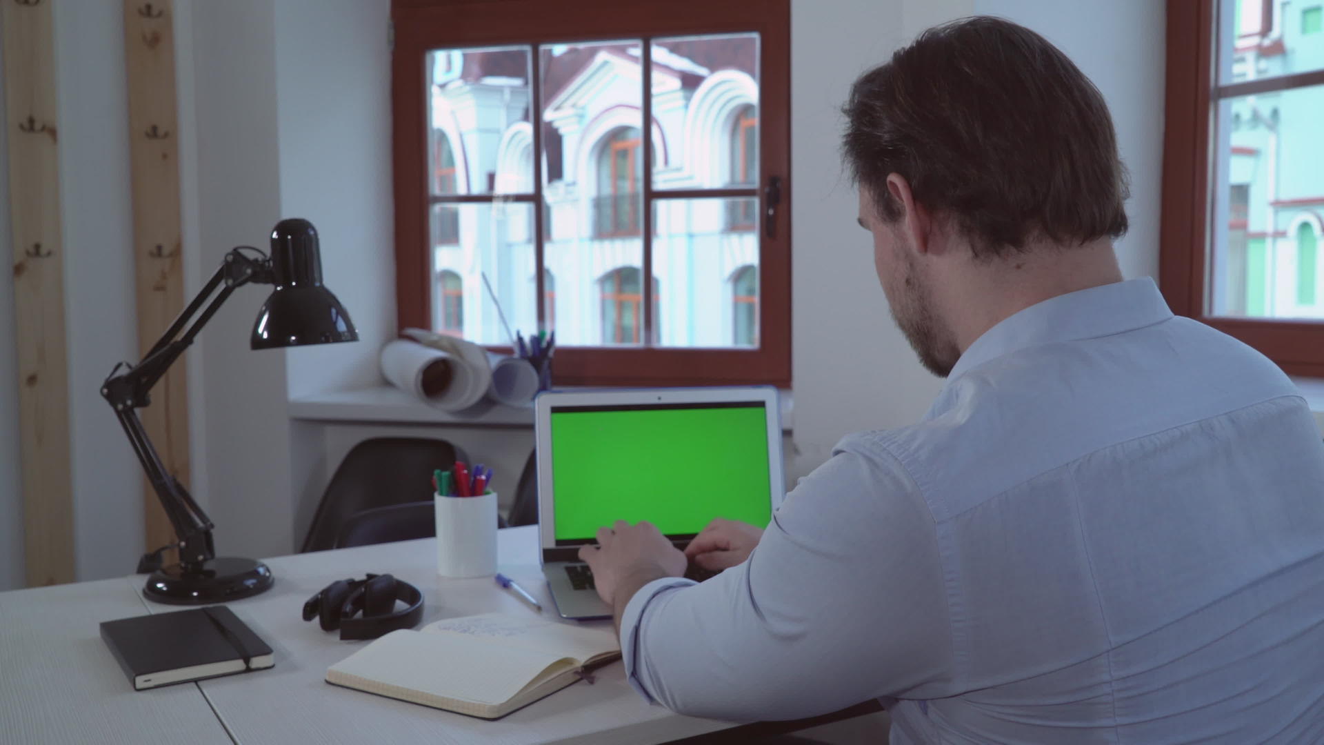 男人在笔记本电脑绿屏上打字视频的预览图