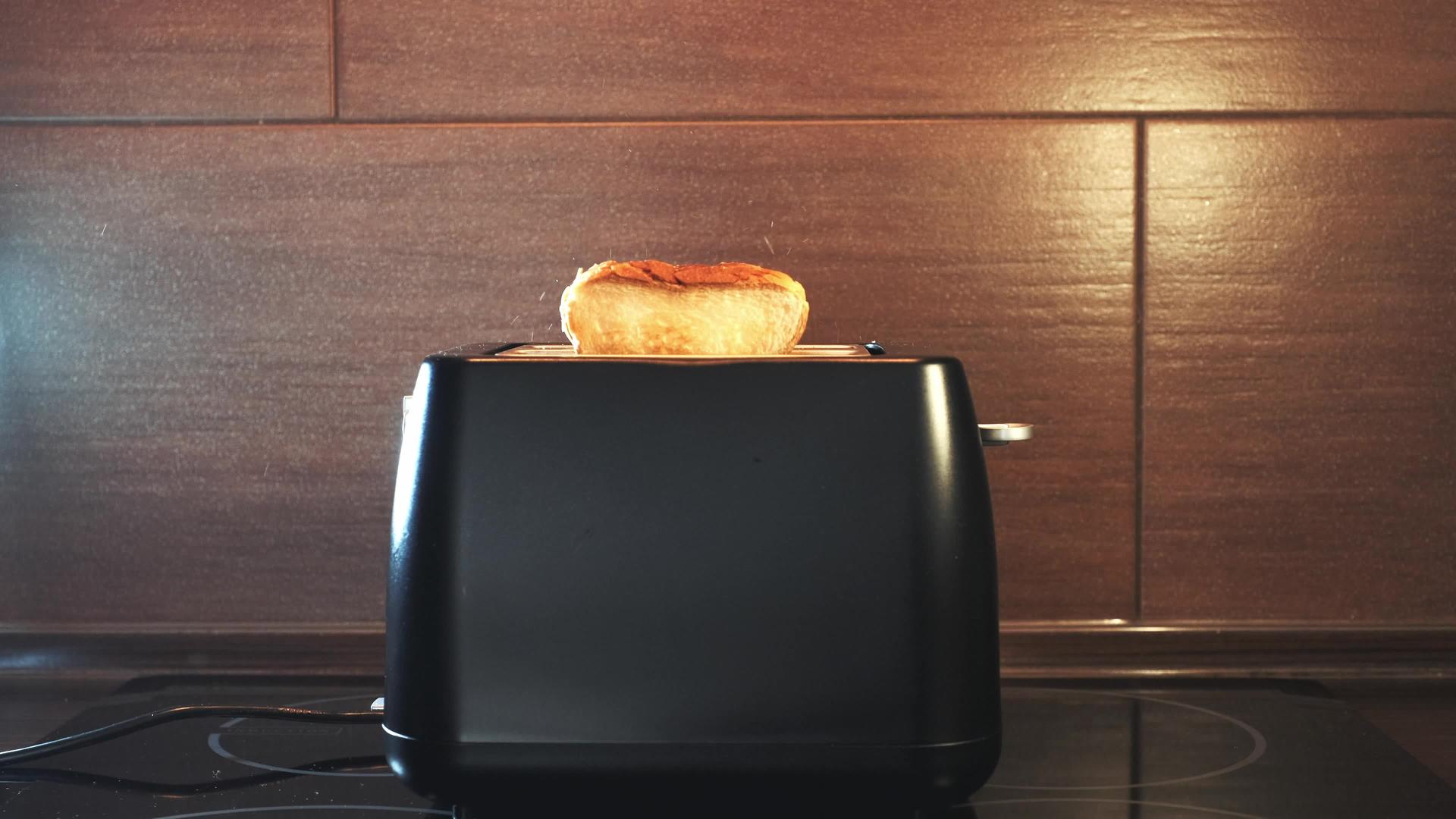 从烤面包机里冒出来的面包视频的预览图