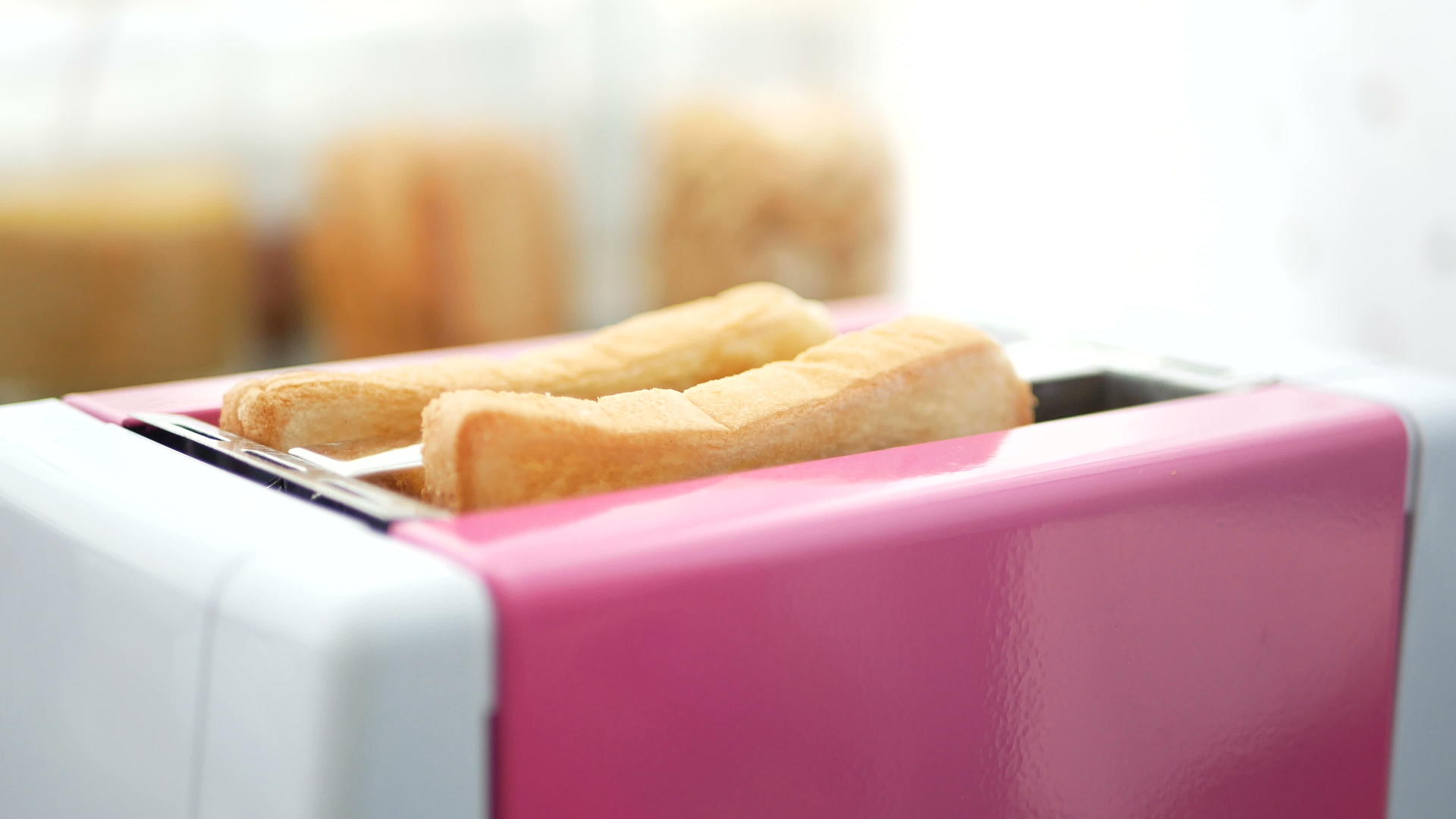 吐司从粉色烤面包机里弹出来视频的预览图