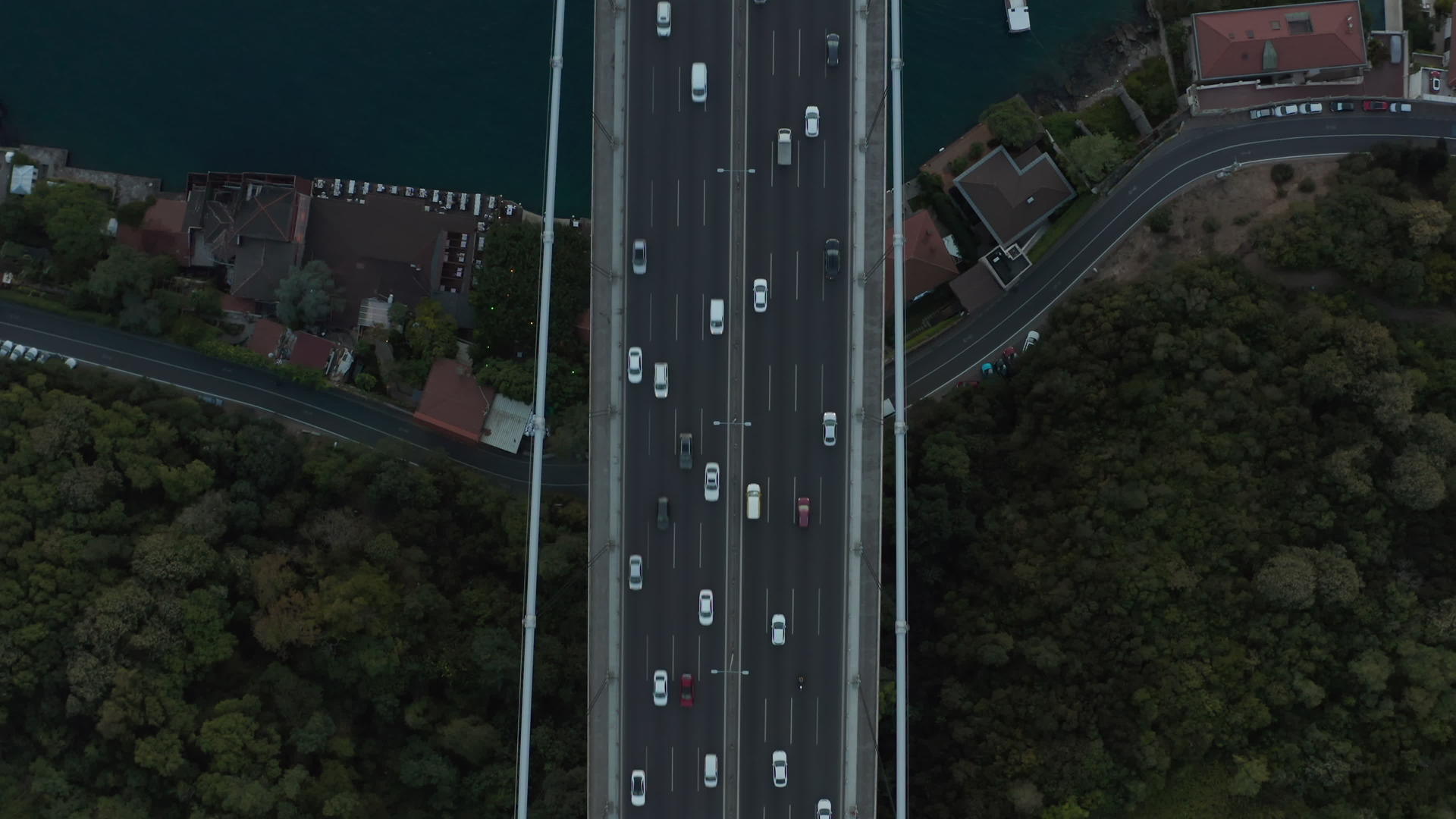 在伊斯坦布尔河的树木周围汽车驾驶大桥视频的预览图
