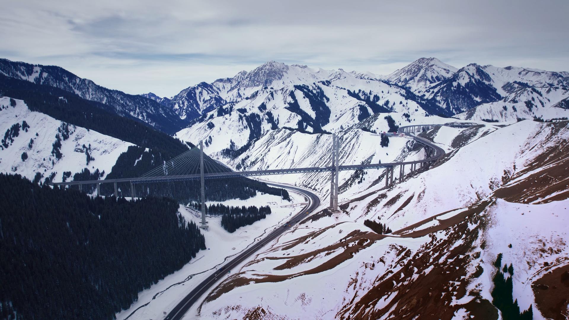 新疆伊犁果子沟大桥冬季冬季视频的预览图
