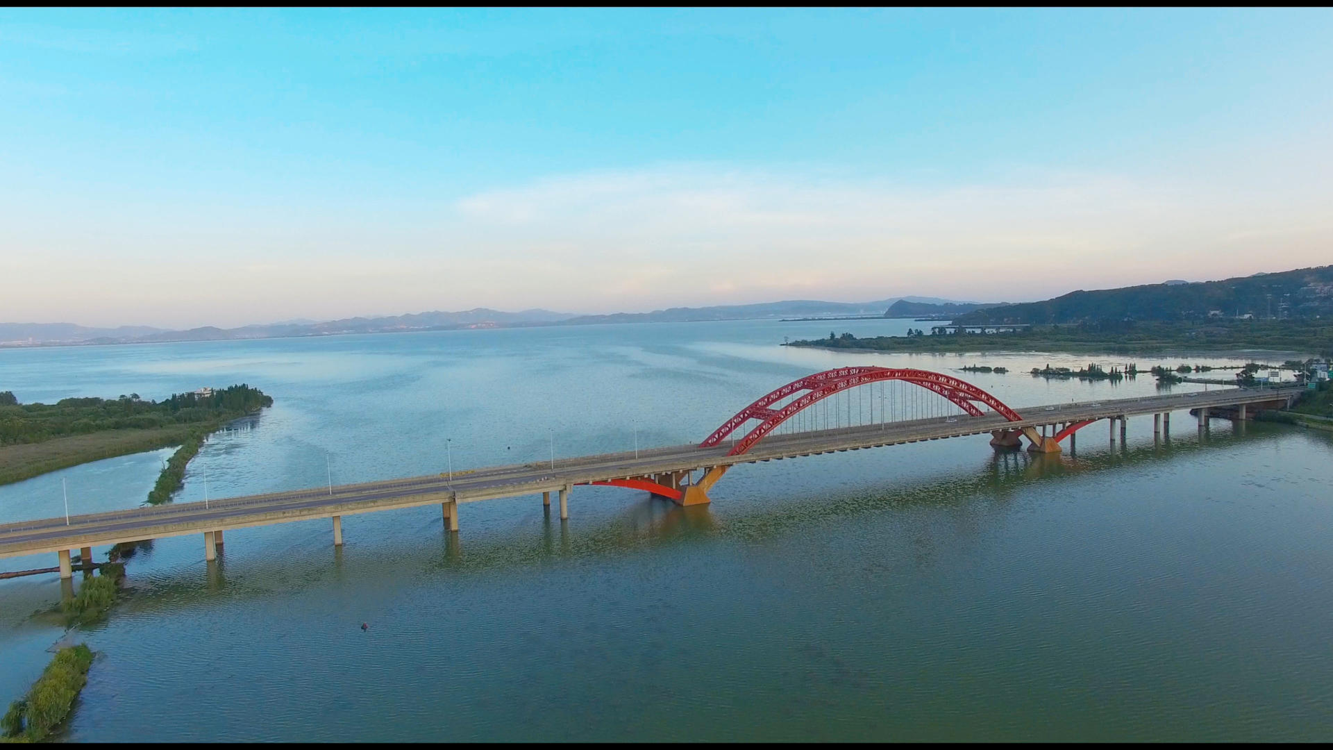 4k海上大桥大气航拍视频的预览图