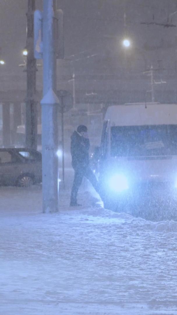 寒冬暴风雪天气夜晚城市道路视频的预览图