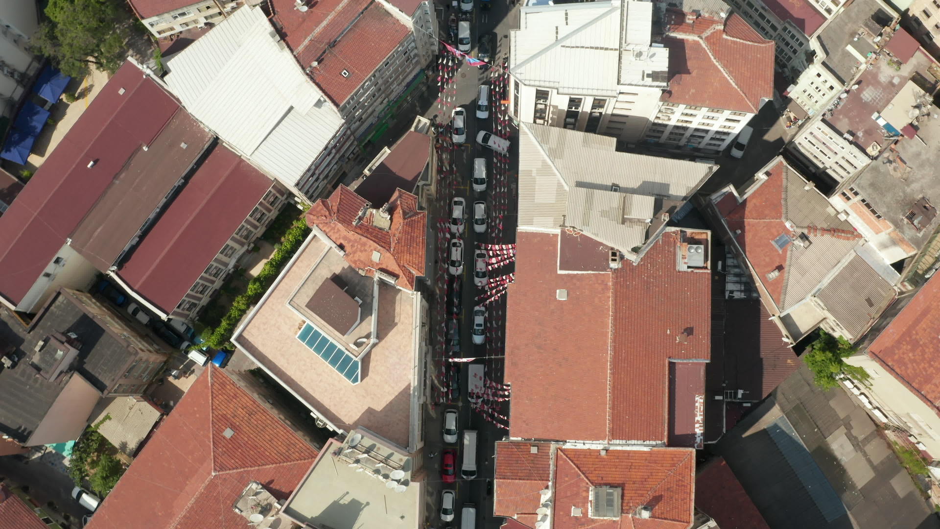 从空中鸟眼向上看4k从角度看典型的街道和屋顶4k视频的预览图