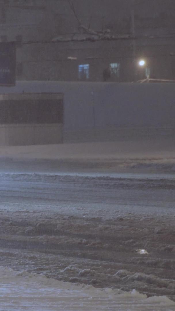 寒冬暴风雪天气夜晚城市道路视频的预览图