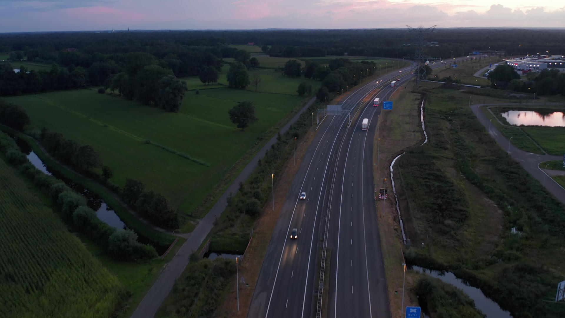 日落时在大陆高速公路上视频的预览图