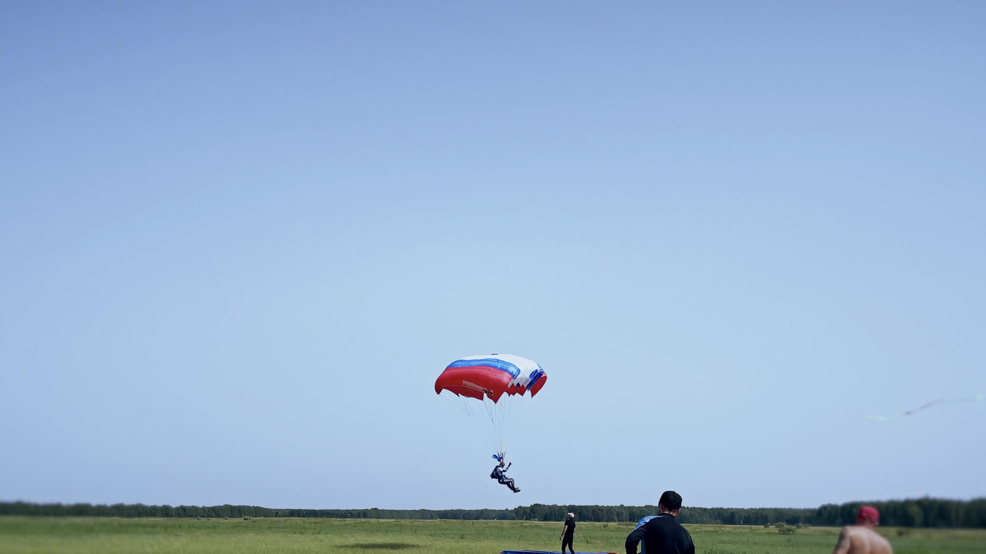 户外极限运动跳伞视频的预览图