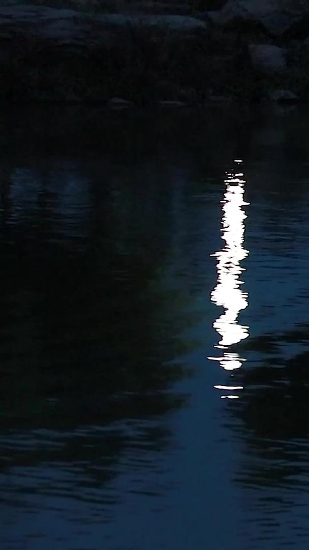 夜晚实拍湖面波光粼粼的镜头视频的预览图