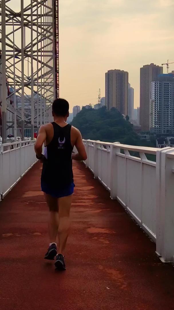 在桥上锻炼跑男素材视频的预览图